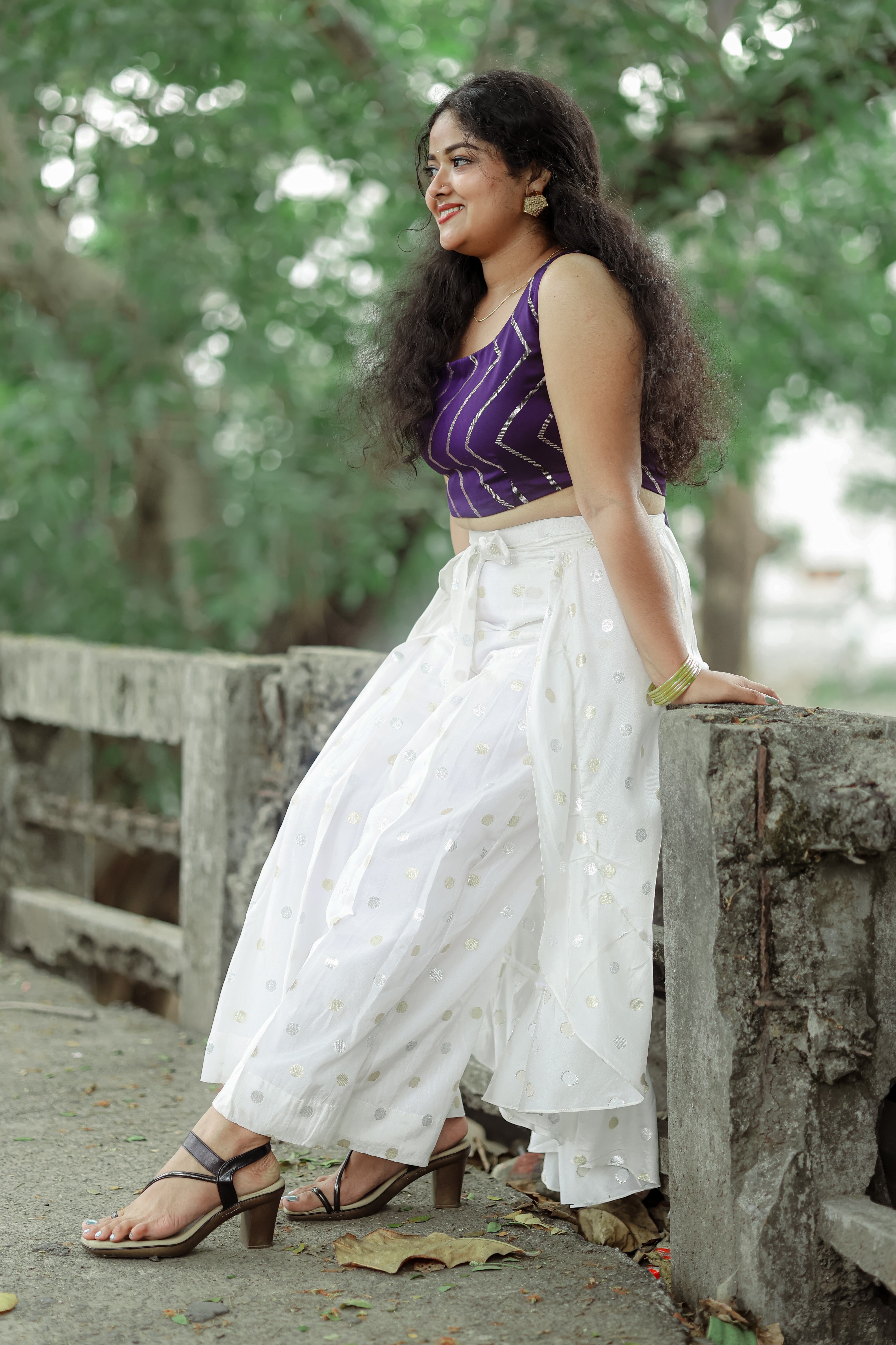 Crop top with lose bottom and a cape around the waist